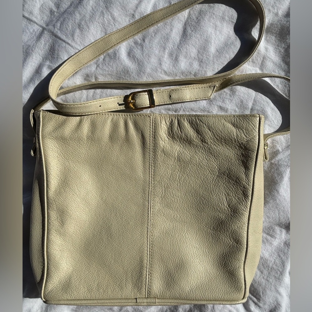 Vintage Toni cream colored leather bag fully lined zipper pocket snap closure